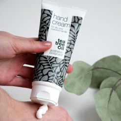 Australian Bodycare Hand Cream 100 Ml - Handcrème Voor Mannen & Vrouwen Met Zeer Droge Handen En Gebarsten Huid Met Tea Tree Olie - Dringt Snel In De Huid, Zonder Deze Vet Te Maken - Ondersteunt Het Herstellend Vermogen Van De Huid -Manicure En Pedicure 1200x1200 237