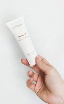 Handcrème Met CBD En Aloë Vera Van Nordic Oil© - 100 Mg CBD - Vegan - 50ml - Handcrème Voor Droge Handen -Manicure En Pedicure 739x1200